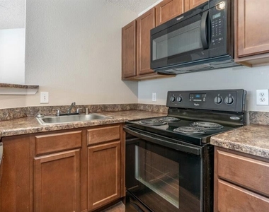 601 E Ash Ln - Photo Thumbnail 4