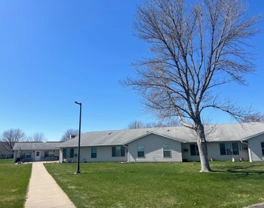 745 Streeter Dr - Photo Thumbnail 1