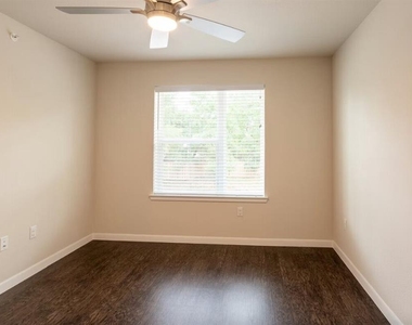 2401 E Oltorf St - Photo Thumbnail 6