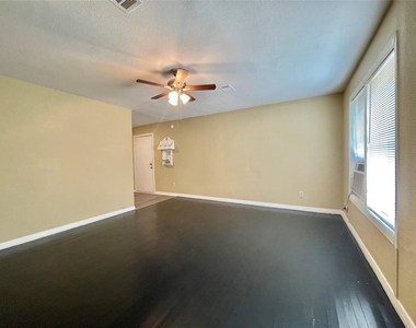 611 N Avenue D - Photo Thumbnail 3