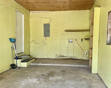 611 N Avenue D - Photo Thumbnail 15
