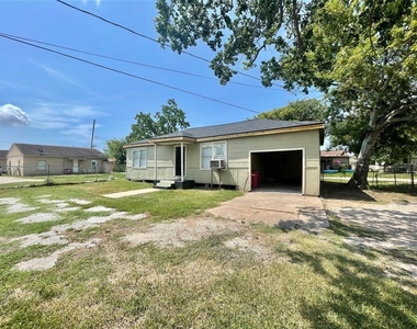 611 N Avenue D - Photo Thumbnail 1