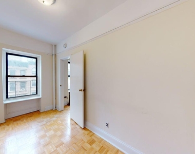 799 Lexington Avenue - Photo Thumbnail 4
