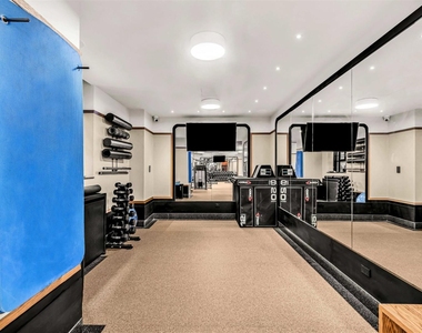East 44th Street - Photo Thumbnail 11