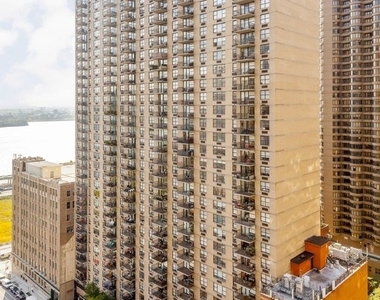 330 E 39th Street - Photo Thumbnail 9