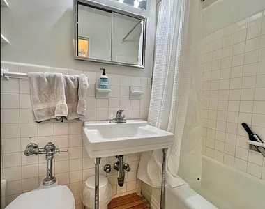 East 79th Street and York Avenue - Photo Thumbnail 4