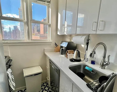 East 79th Street and York Avenue - Photo Thumbnail 2