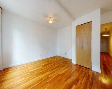 East 91 Street - Photo Thumbnail 4