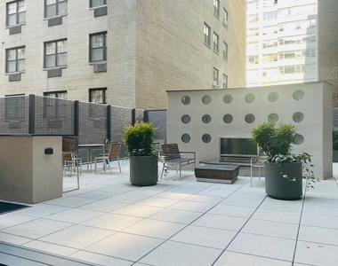 East 79th Street - Photo Thumbnail 6