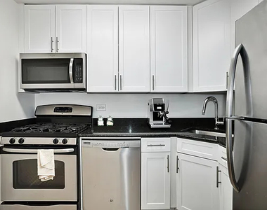 355 South End Avenue, Unit 28E - Photo Thumbnail 4
