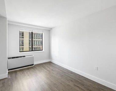 East 91st Street - Photo Thumbnail 6