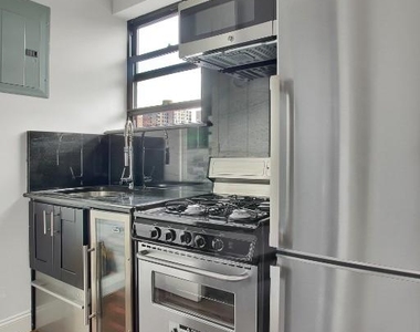 212 East 105th Street - Photo Thumbnail 3