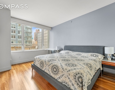 250 E 53rd Street - Photo Thumbnail 5