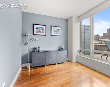 250 E 53rd Street - Photo Thumbnail 3