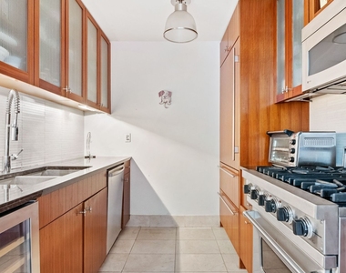 250 E 53rd Street - Photo Thumbnail 4