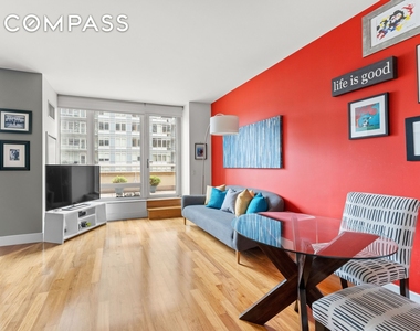 250 E 53rd Street - Photo Thumbnail 2