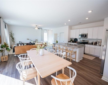 6462 Waypoint Street - Photo Thumbnail 8