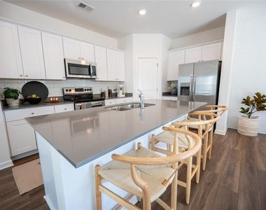 6462 Waypoint Street - Photo Thumbnail 5