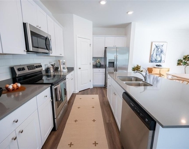 6462 Waypoint Street - Photo Thumbnail 6