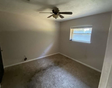 718 Westbury Street - Photo Thumbnail 5