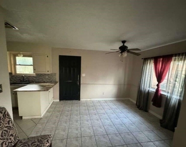 718 Westbury Street - Photo Thumbnail 3