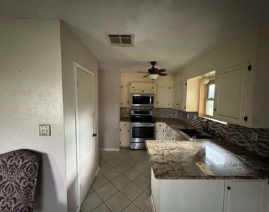 718 Westbury Street - Photo Thumbnail 2