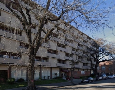 1320 N Monroe St - Photo Thumbnail 5
