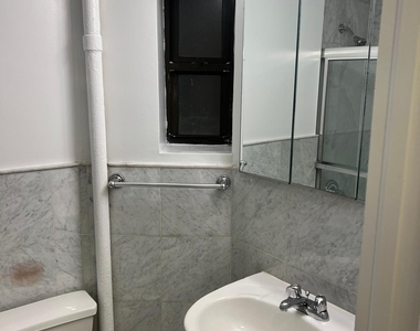 East 85th Street - Photo Thumbnail 4