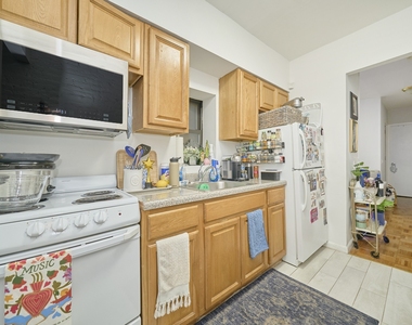 335 W 43rd Street - Photo Thumbnail 5