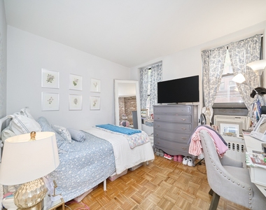 335 W 43rd Street - Photo Thumbnail 4