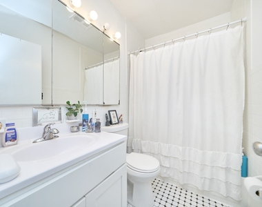 335 W 43rd Street - Photo Thumbnail 6