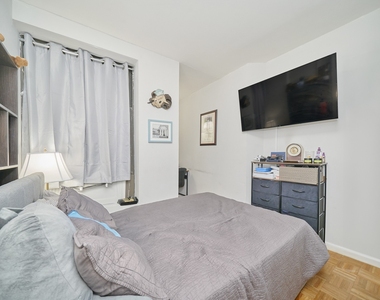 335 W 43rd Street - Photo Thumbnail 3