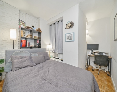 335 W 43rd Street - Photo Thumbnail 2