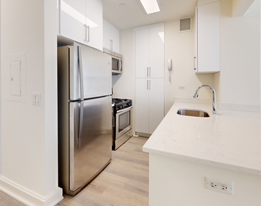 10 Hanover Square - Photo Thumbnail 1