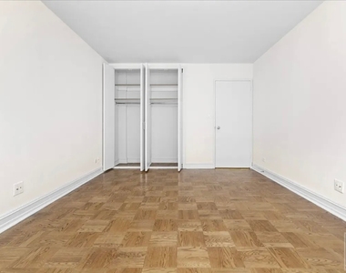 East 72nd Street - Photo Thumbnail 2