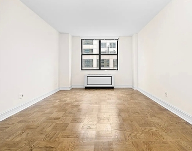 East 72nd Street - Photo Thumbnail 3