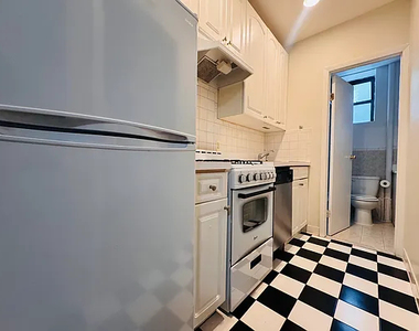 405 West 45th Street - Photo Thumbnail 4