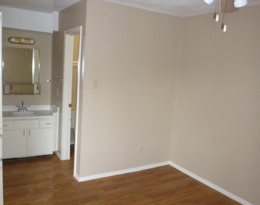 919 E 46th St - Photo Thumbnail 5