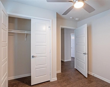 3300 Oak Creek Drive - Photo Thumbnail 14