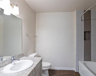 3300 Oak Creek Drive - Photo Thumbnail 12