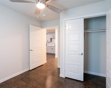 3300 Oak Creek Drive - Photo Thumbnail 18