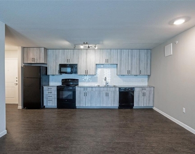 3300 Oak Creek Drive - Photo Thumbnail 10