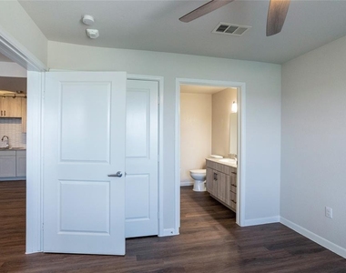 3300 Oak Creek Drive - Photo Thumbnail 24