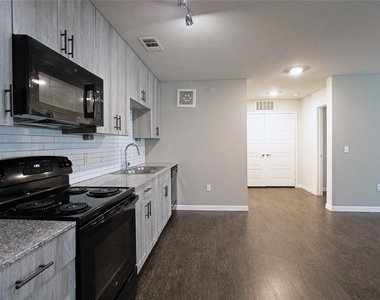 3300 Oak Creek Drive - Photo Thumbnail 17
