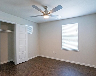 3300 Oak Creek Drive - Photo Thumbnail 16