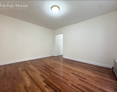 910 Riverside Drive - Photo Thumbnail 2