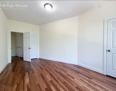 910 Riverside Drive - Photo Thumbnail 5