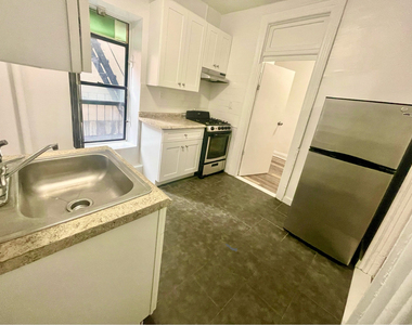East 75th St & York - Photo Thumbnail 4