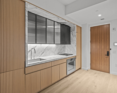 135 E 47th Street - Photo Thumbnail 0