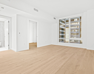 135 E 47th Street - Photo Thumbnail 2